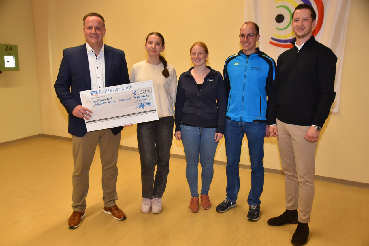 Scheckübergabe für Raiffeisenpokal-Schießen der Schützensektion Aubachtal