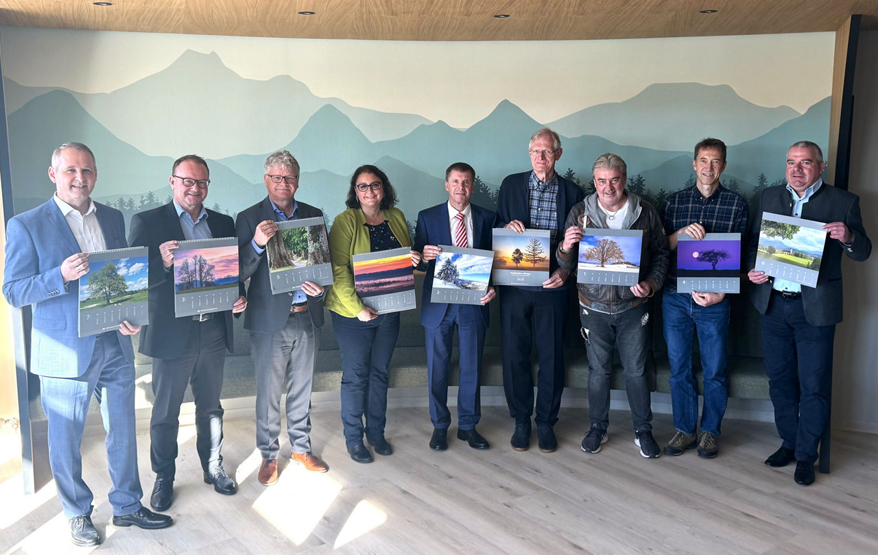 Die Raiffeisenbanken in den Landkreisen Miesbach und Bad Tölz-Wolfratshausen präsentieren ihren neuen Bildkalender 2025
