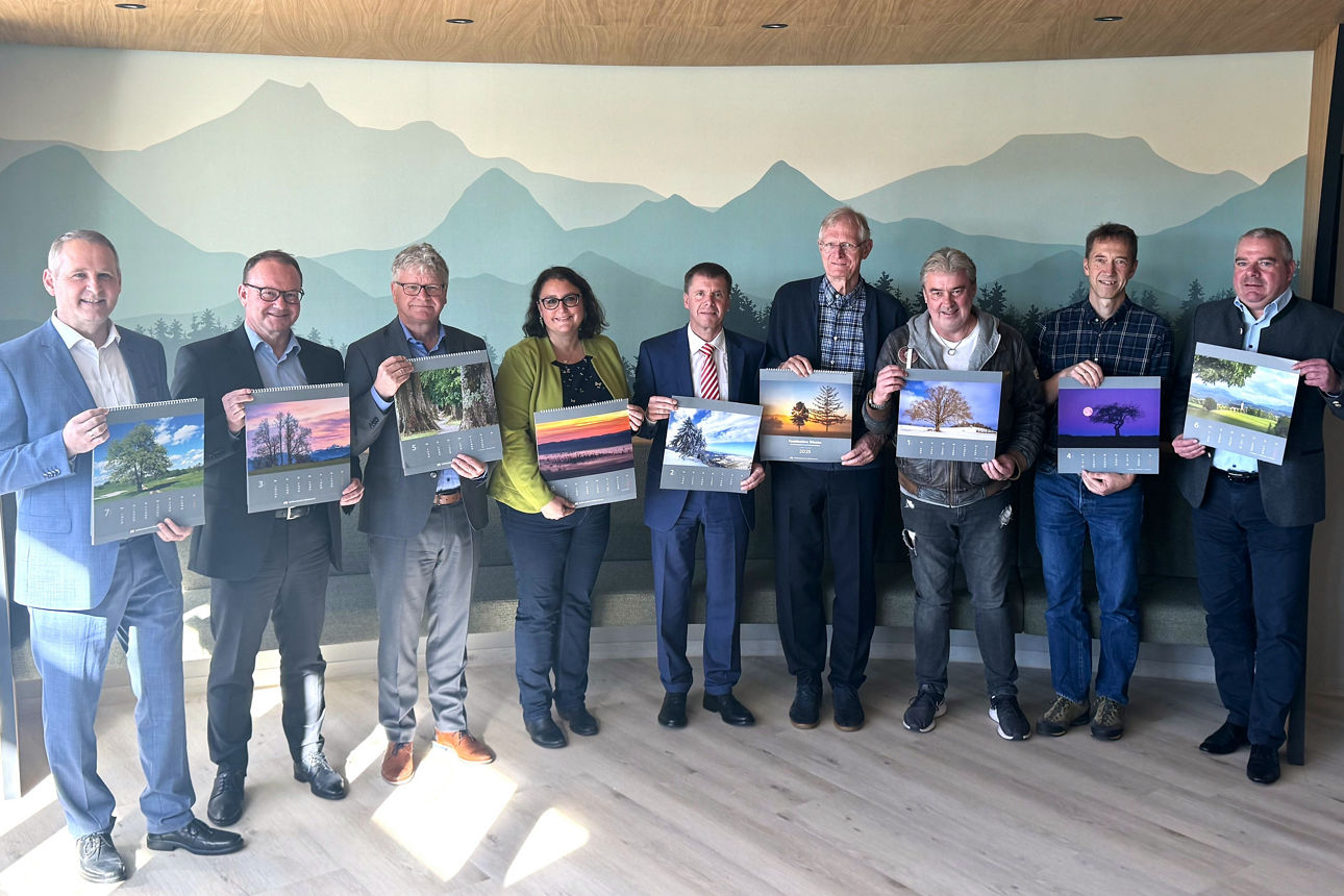 Die Raiffeisenbanken in den Landkreisen Miesbach und Bad Tölz-Wolfratshausen präsentieren ihren neuen Bildkalender 2025