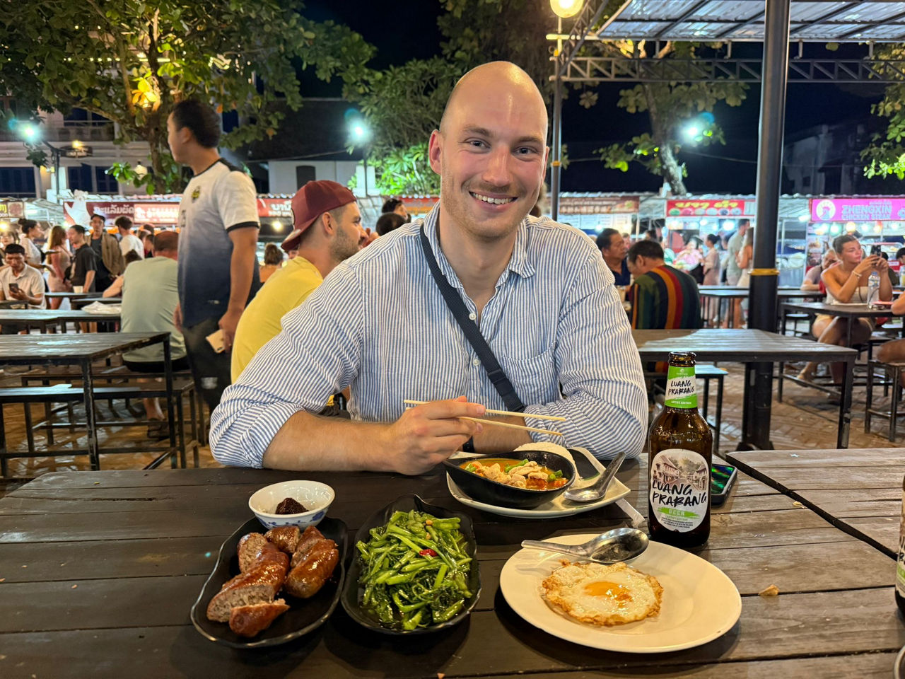 Unser Austauschmitarbeiter Moritz beim Abendessen in Laos.