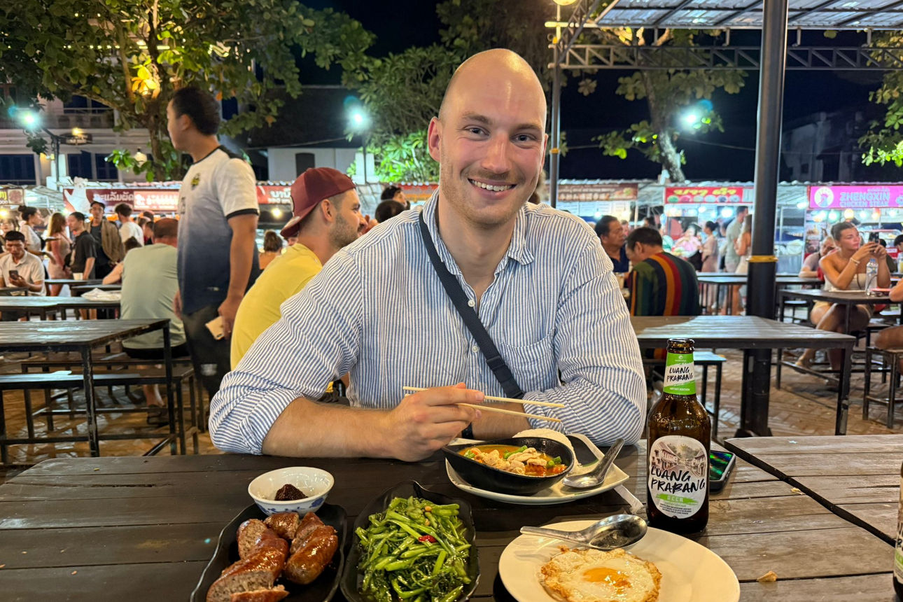 Unser Austauschmitarbeiter Moritz beim Abendessen in Laos.