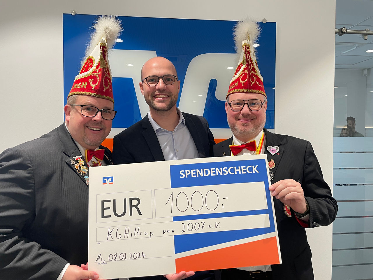 Marco Döbrich (links) und Andre Schilling (rechts) von der KG Hiltrup haben einen Spendenscheck in der Hand.