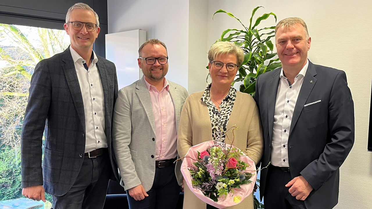 Der Vorstand gratuliert Martina Burlage (2.v.r.)  herzlich zu ihrem 40-jährigen Dienstjubiläum. 
