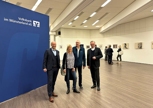 Vier Personen stehen bei der Kunstausstellung im VolksbankForum Münster in einer Reihe