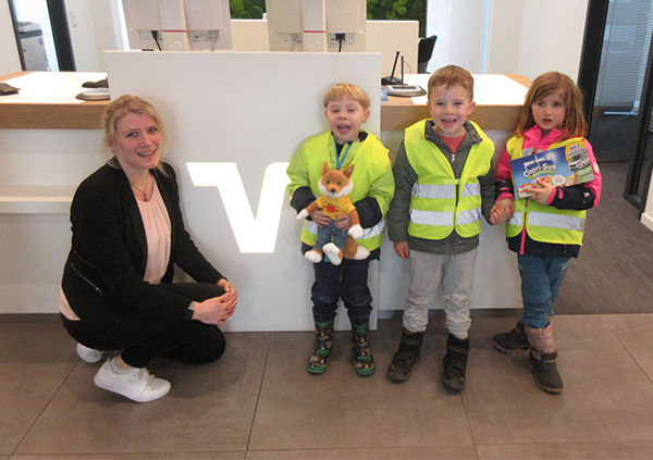 Volksbank-Filialleiterin Ann-Kathrin Rieger mit den Kindern Mattis Tegeler, Luke Laskowski und Tilda Wiegmann.