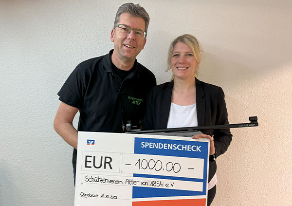 Jürgen Goldmeyer (Schützenverein Atter) vom Schützenverein erhält einen Spendenscheck