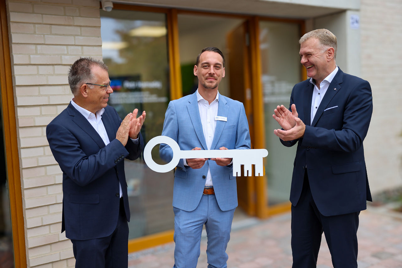 DIe Mitarbeiter freuen sich über die Eröffnung der Volksbank-Agenturfiliale in Burgsteinfurt.