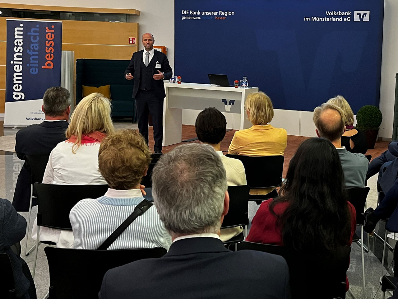 Die Vorstände der Volksbank im Münsterland, hier Dietmar Dertwinkel, präsentierten bei den Informationstreffen für die Vertre