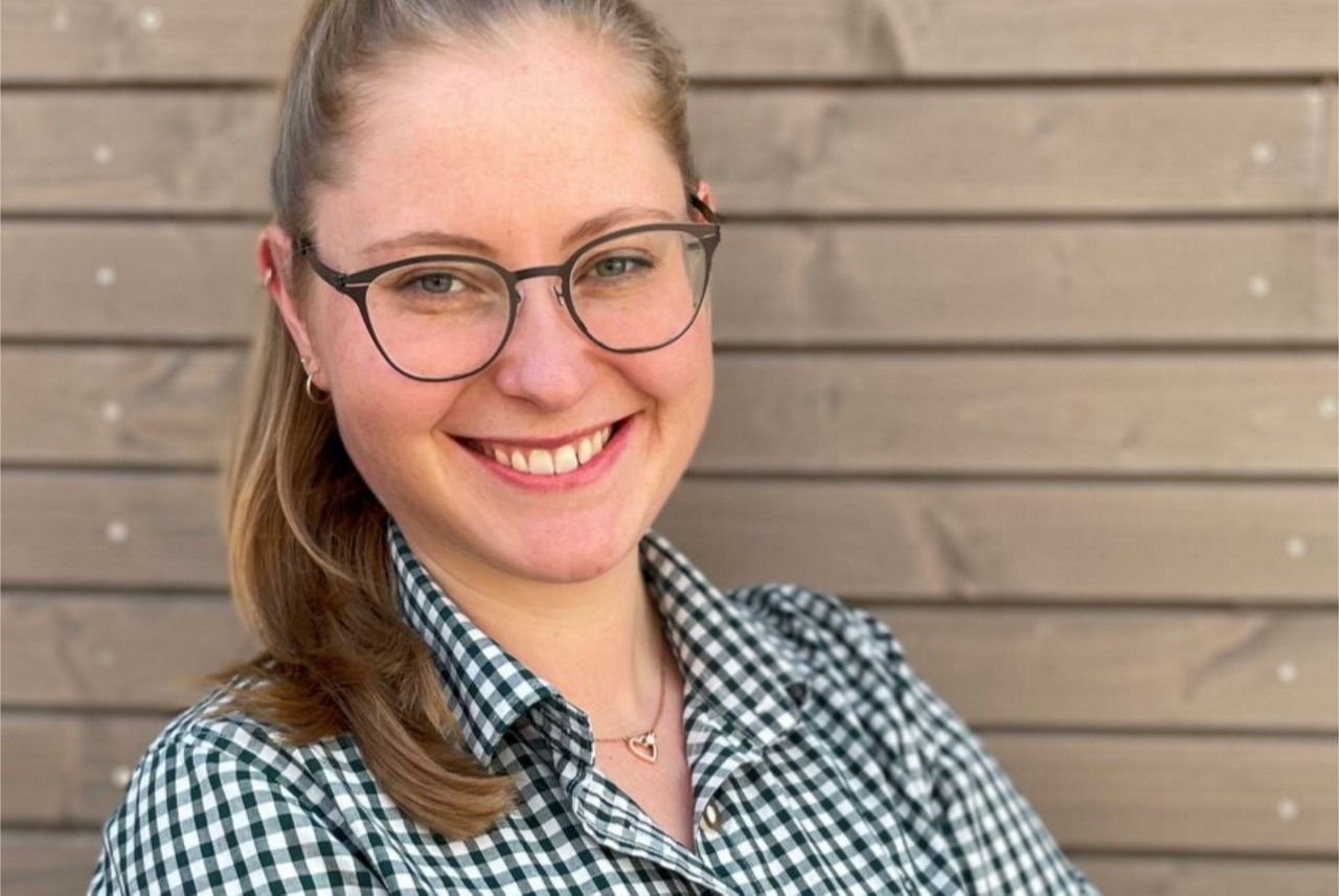 Hanna Gommel vor dem Hofladen des Birkenhofs in Warmbronn.