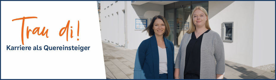 Zwei Frauen stehen vor einem Gebäude