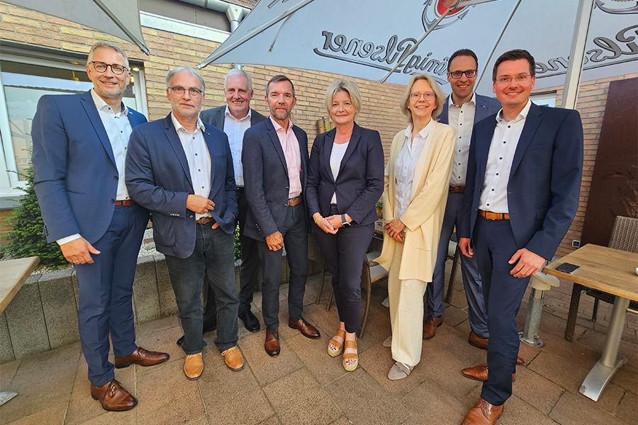 Gruppe von Menschen auf einer Terrasse
