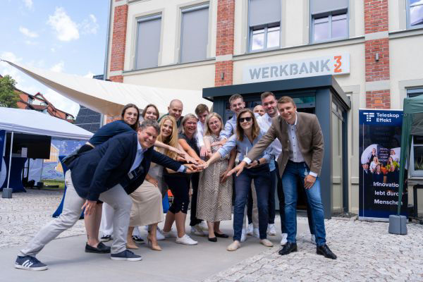 Gäste stehen gemeinsam vor dem Veranstaltungsgebäude Werkbank32