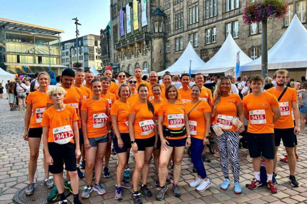 Das Bild zeigt die Mitarbeitenden beim Firmenlauf