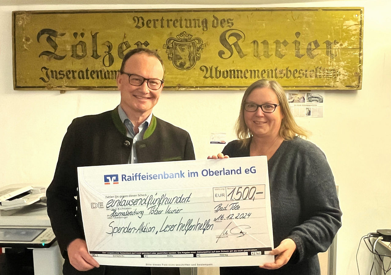 Raiffeisenbank im Oberland eG übergibt Spendenscheck an Tölzer Kurier für die Spendenaktion "Leser helfen helfen"