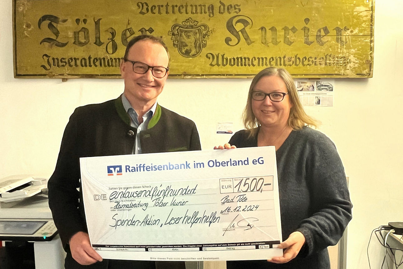 Raiffeisenbank im Oberland eG übergibt Spendenscheck an Tölzer Kurier für die Spendenaktion "Leser helfen helfen"
