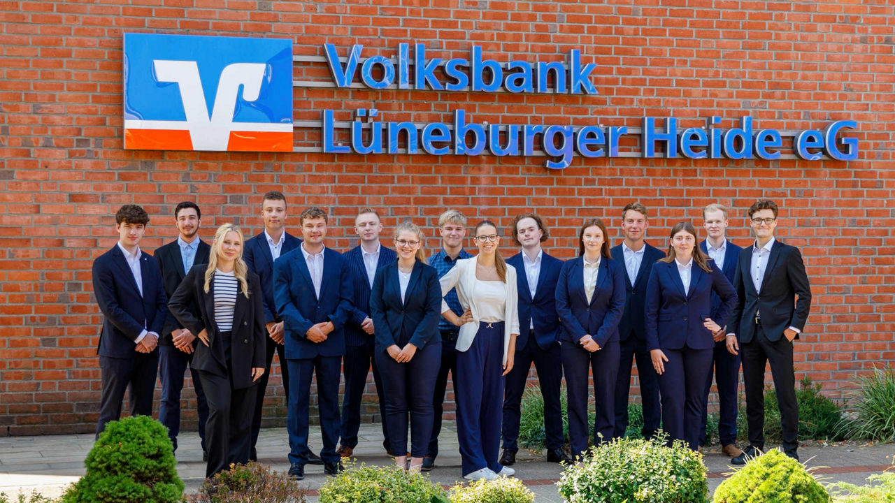 Gruppenbild der Auszubildenden und Studierenden