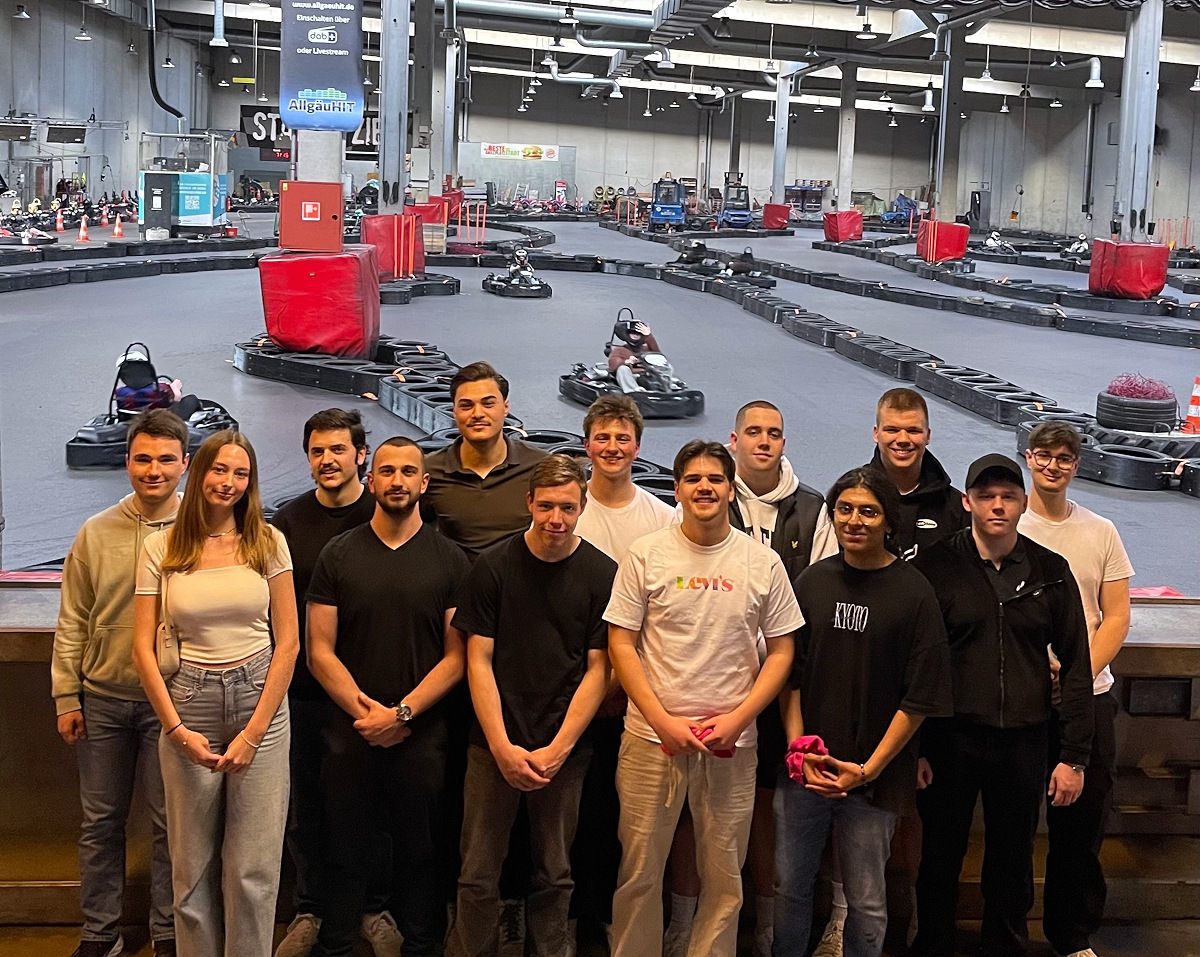 Auszubildende stehen nebeneinander in der Kart-Halle