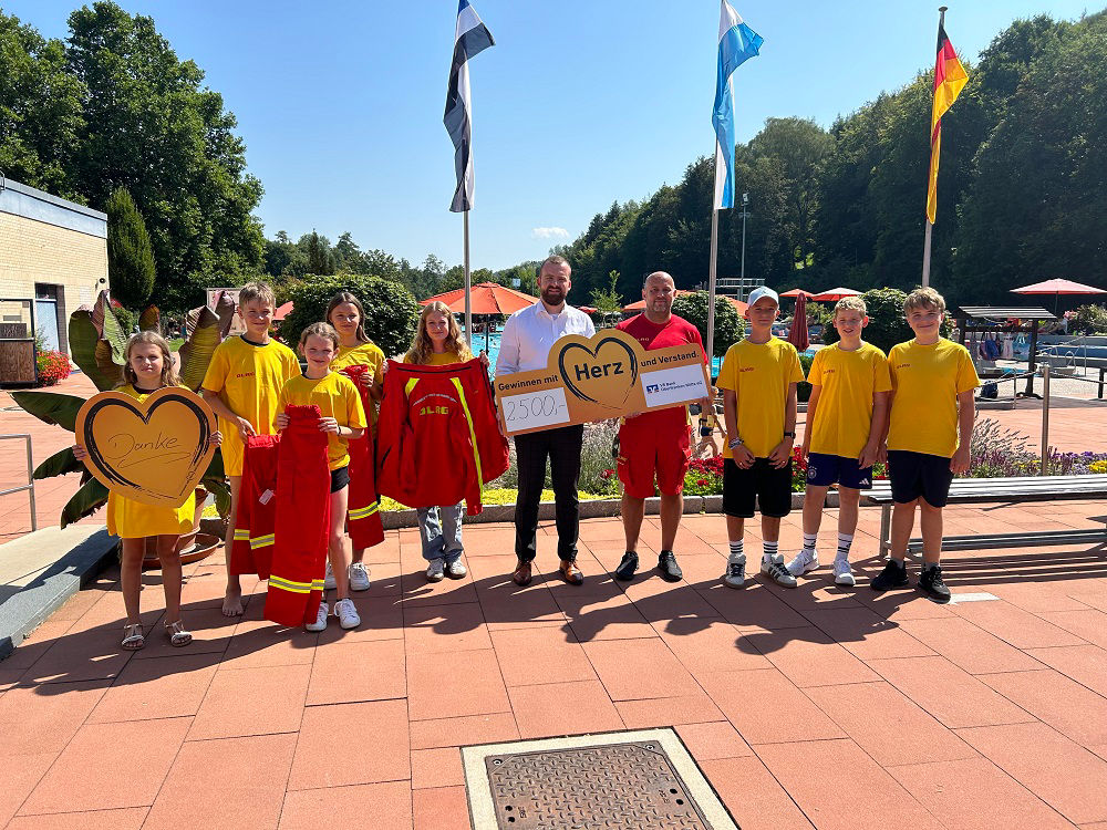 Übergabe Spendenscheck in Höhe von 2.500 Euro an die DLRG Kulmbach