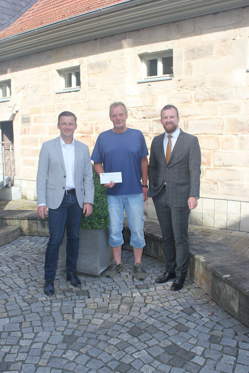 Übergabe Spendenscheck in Höhe von 2.500 Euro an den Fischereiverein Pressig e.V.
