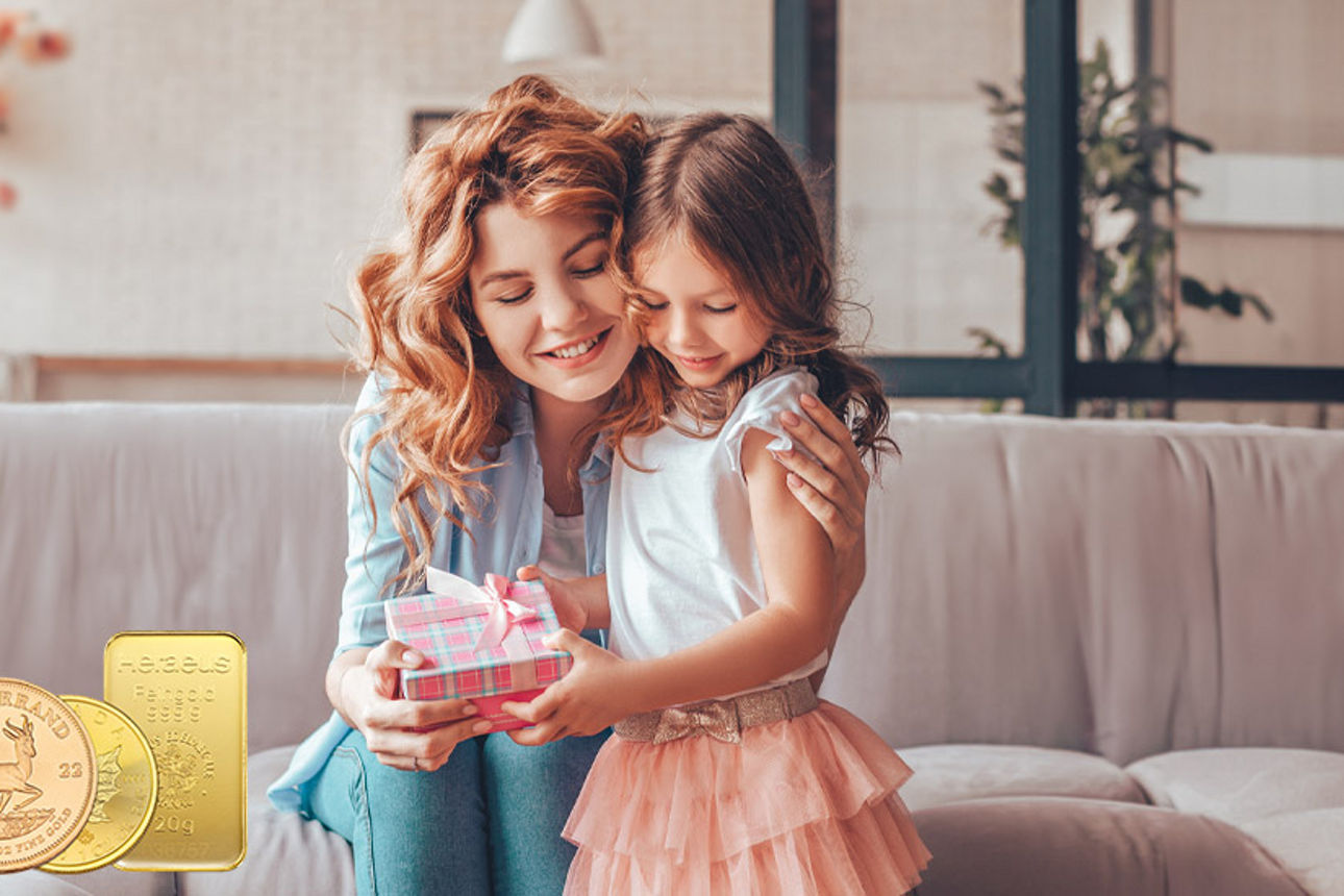 Mutter umarmt Kind und schaut auf ein Geschenk