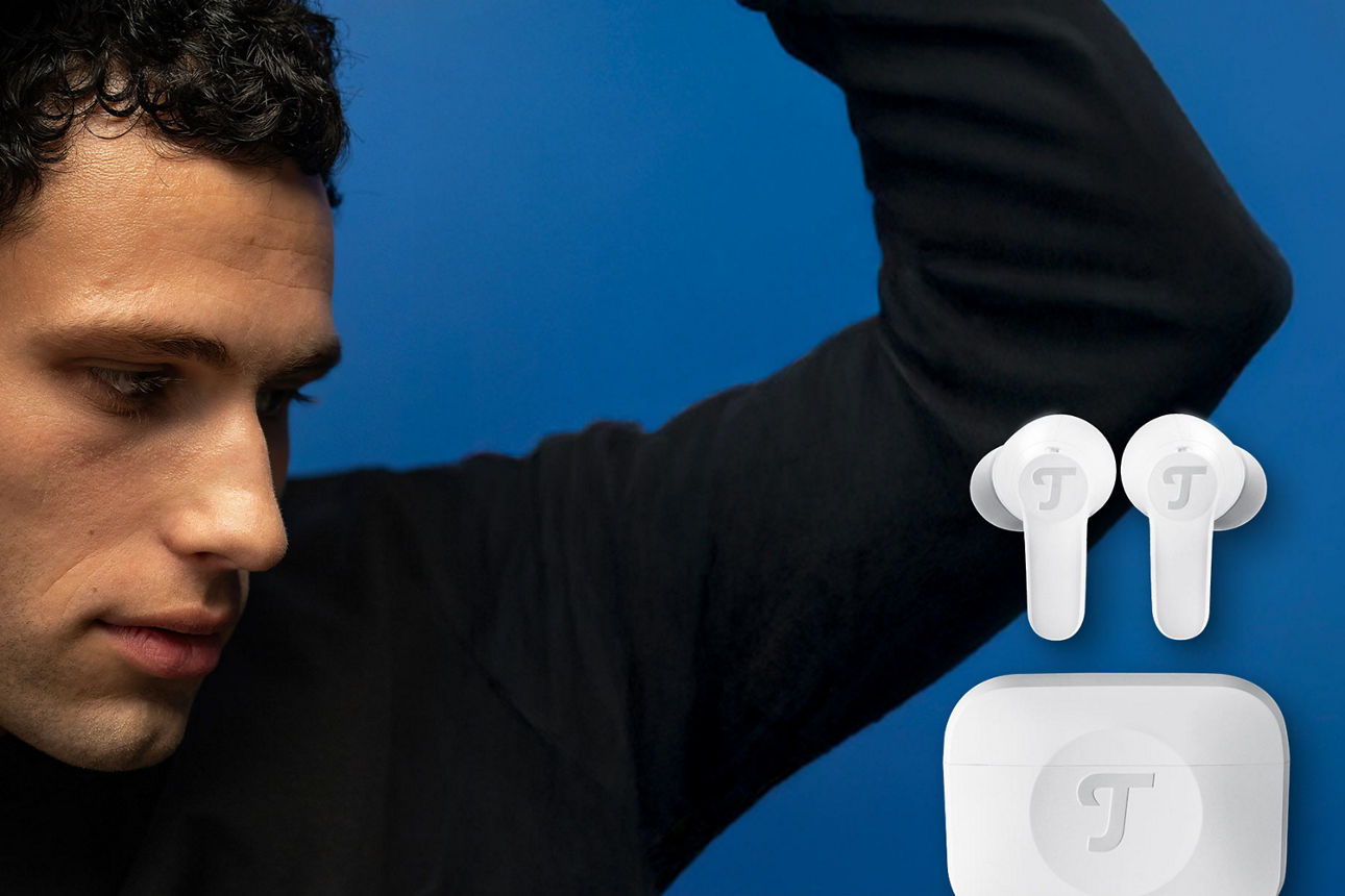 Mann mit schwarzem Pullover. Danaben In-Easer-Kopfhörer von Teufel