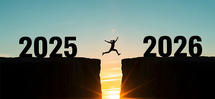 Eine Silhouette einer Person springt bei Sonnenuntergang von einer Klippe von 2025 zu 2026