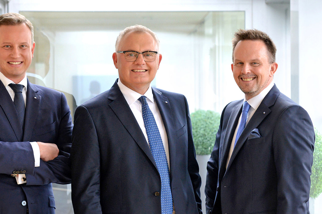 Unsere drei Vorstände stehen nebeneinander 