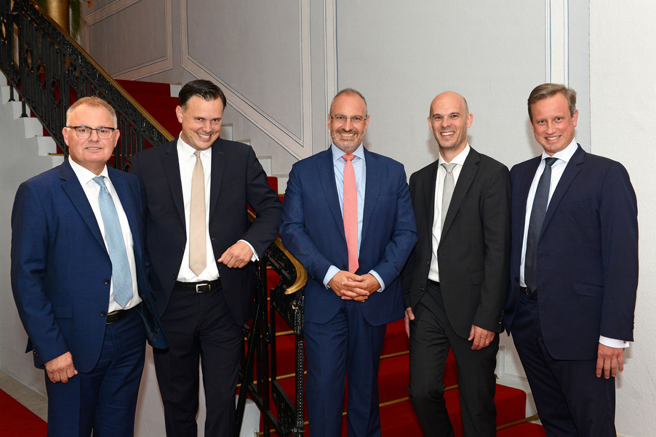 Vorstand und Referenten stehen nebeneinander