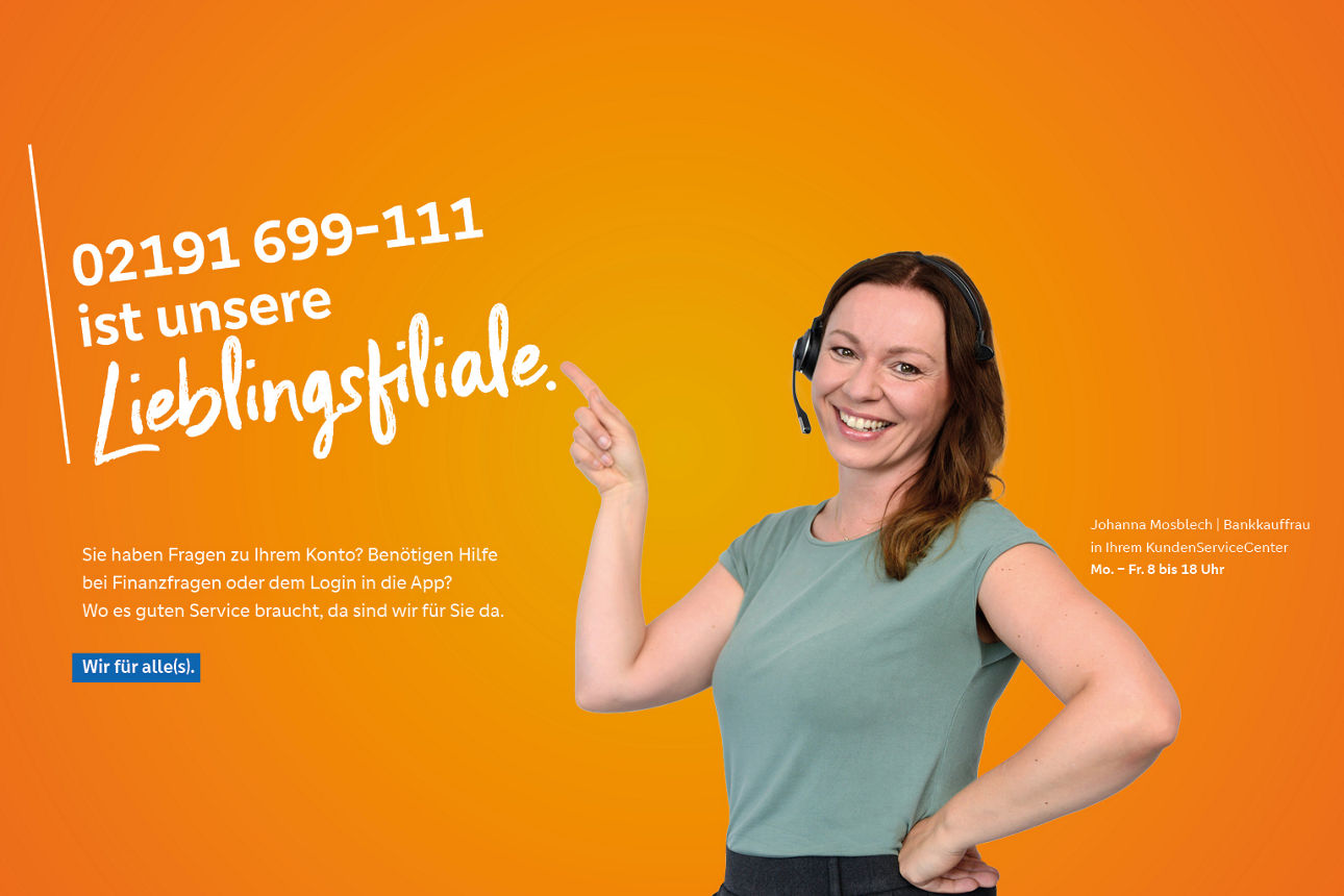 Kollegin mit Headset steht vor orangenem Hintergrund