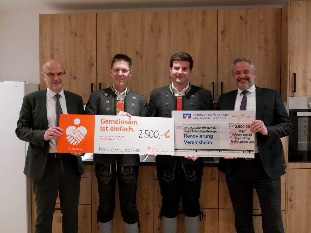 Gruppenbild bei der Spendenscheck-Übergabe