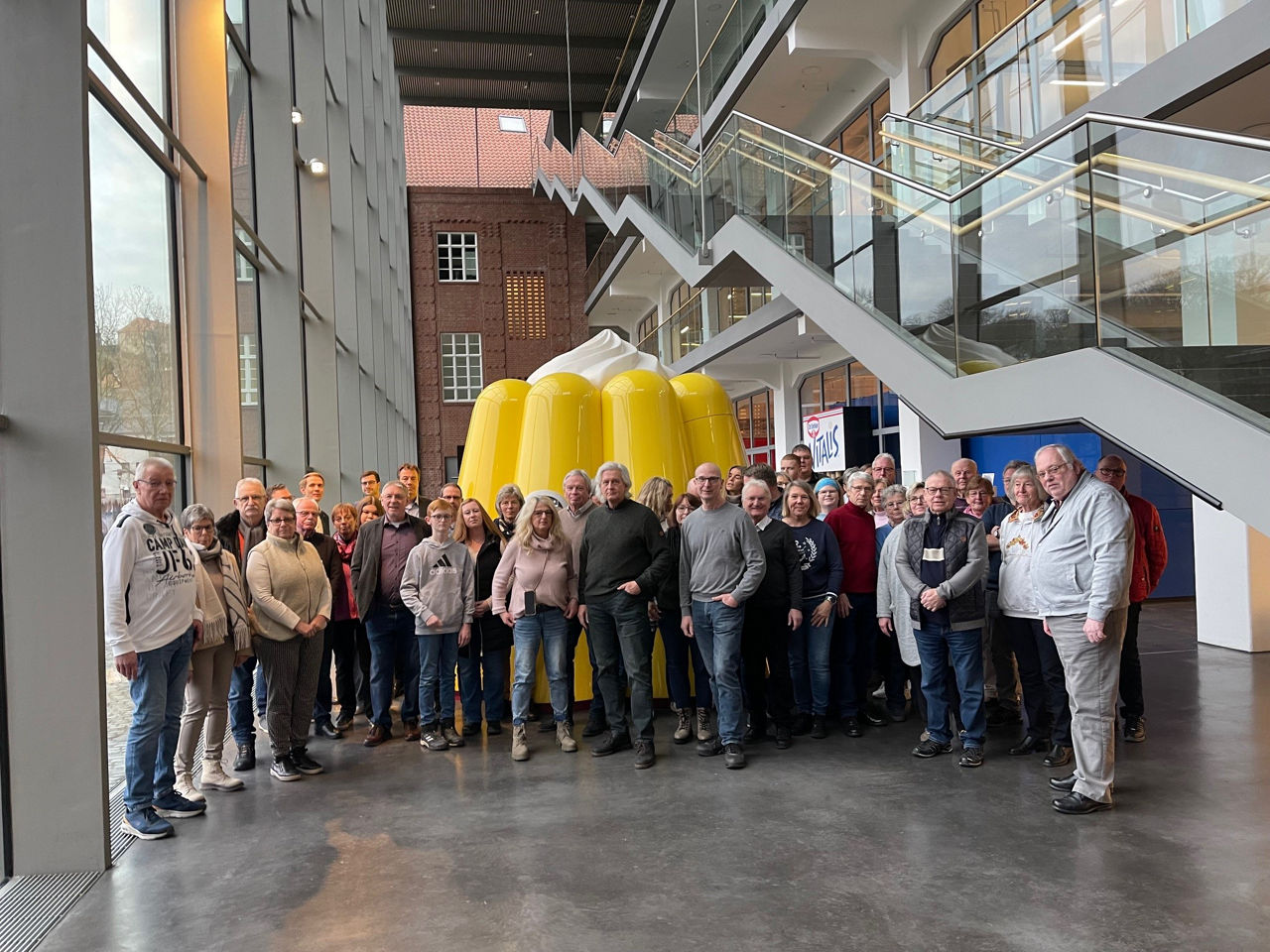 Gruppenfoto in Besichtigungshalle bei Dr. Oetker