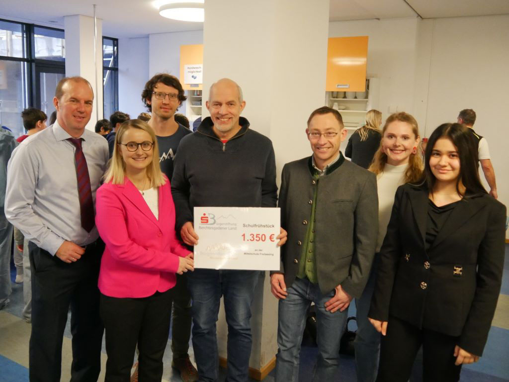 Gruppenbild bei der Spendenscheck-Übergabe