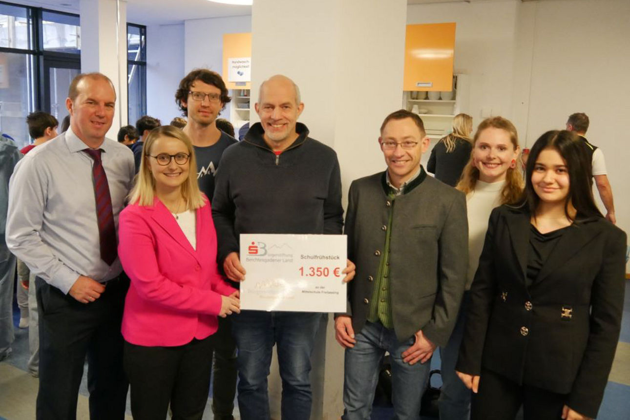 Gruppenbild der Spendenscheck-Übergabe