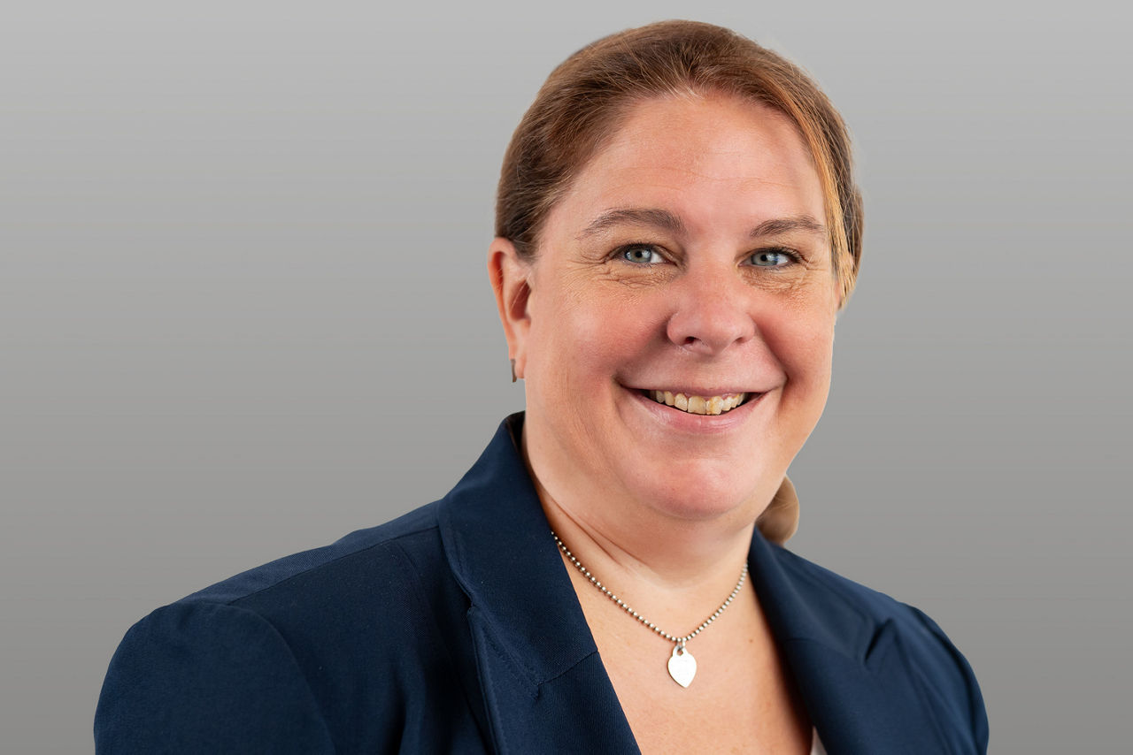 KundenServiceCenter Alexandra Kaul vor grauen Hintergrund