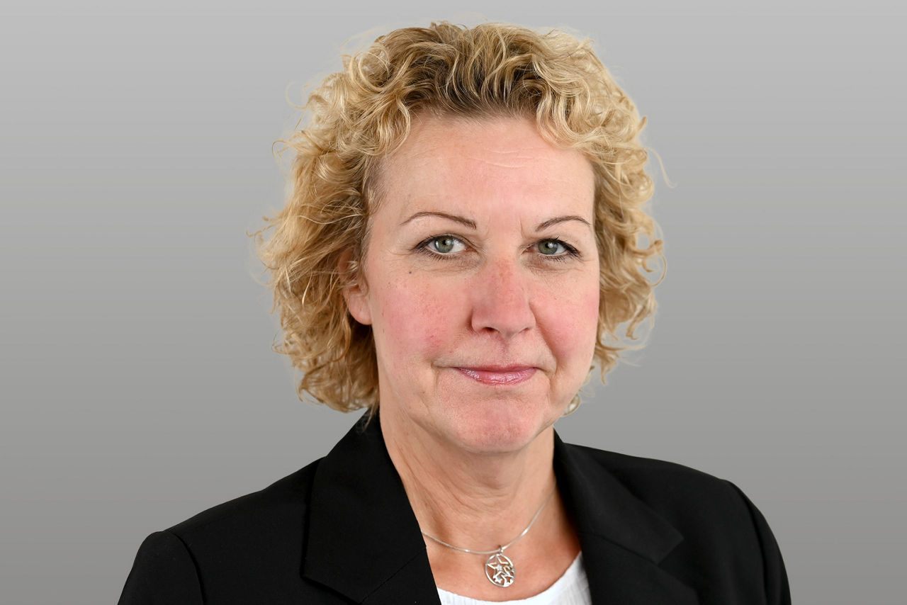 KundenServiceCenter Andrea Werner vor grauen Hintergrund
