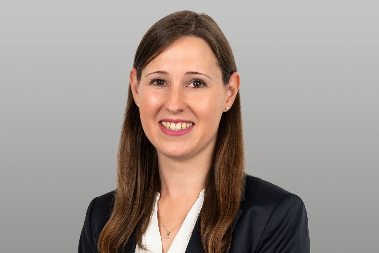 KundenServiceCenter Anna Kuschel-Gärtner vor grauen Hintergrund