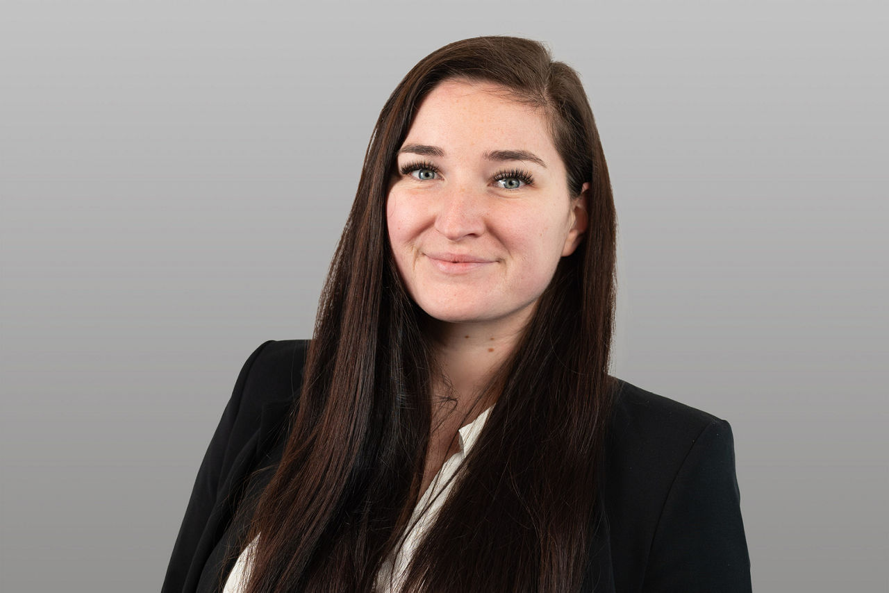 KundenServiceCenter Debora Selbach  vor grauen Hintergrund