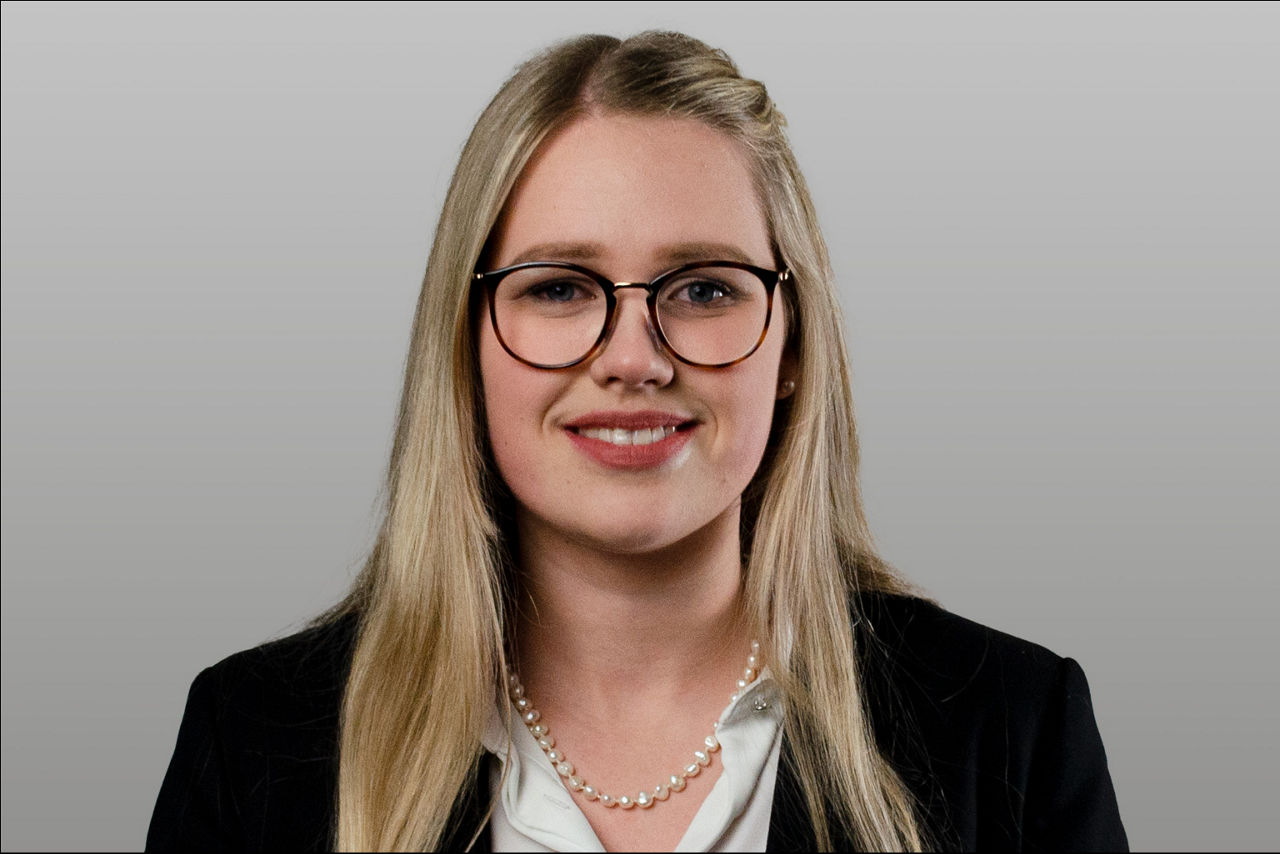 Vertriebsreferentin Janina Maiworm  vor grauen Hintergrund