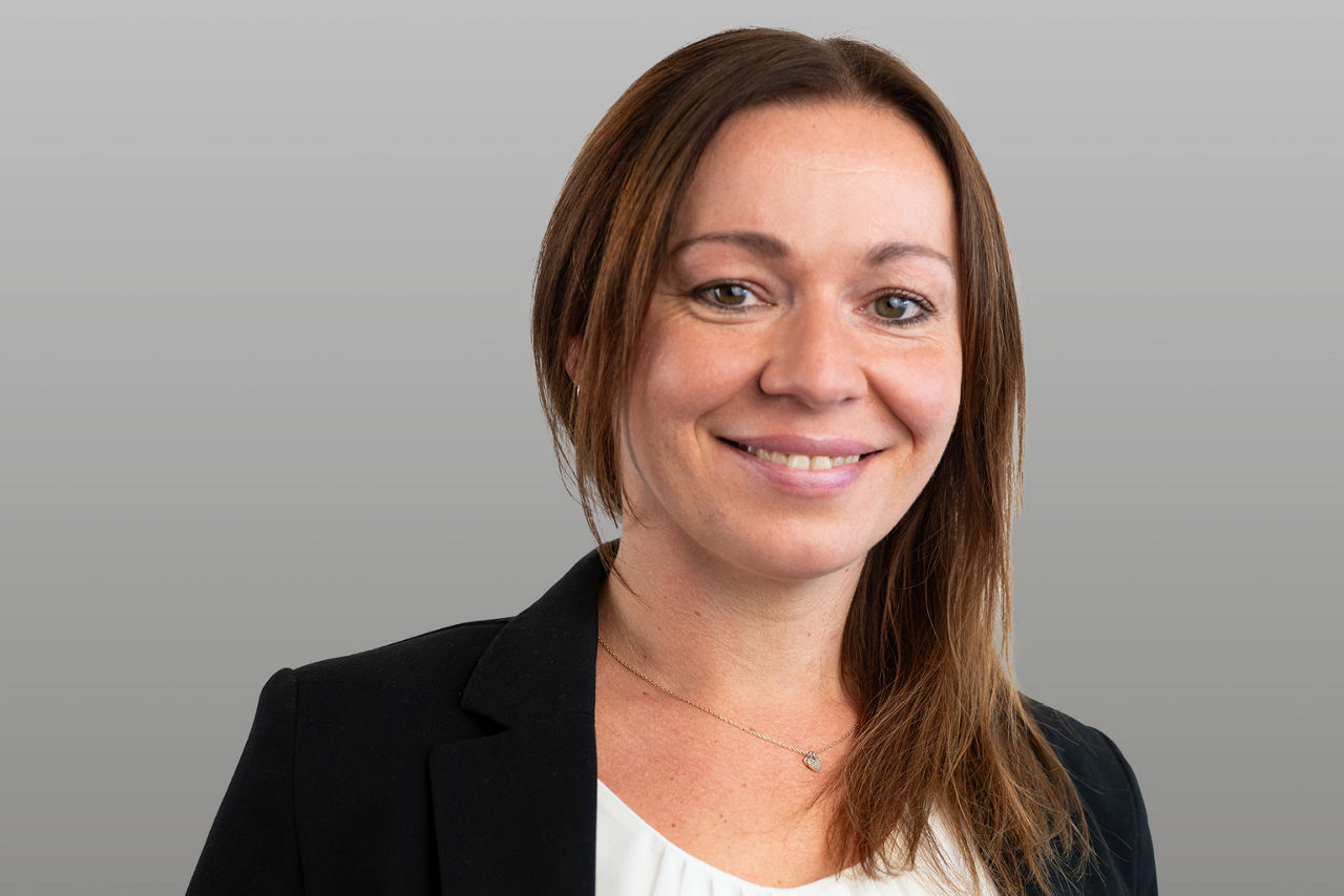 KundenServiceCenter Johanna Mosblech vor grauen Hintergrund