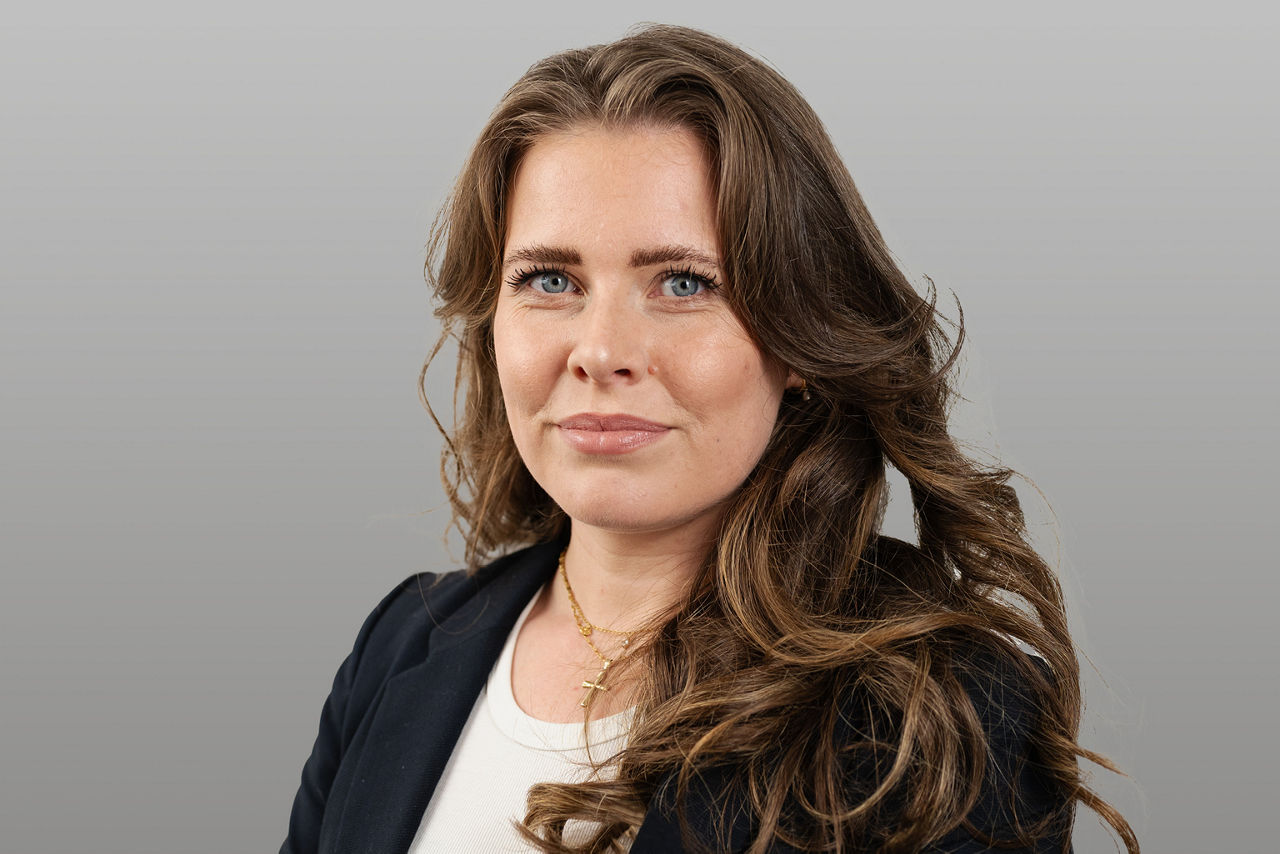 KundenServiceCenter Laura Serleti  vor grauen Hintergrund