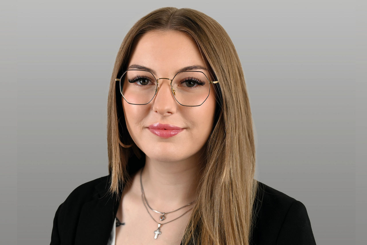 Vertriebsreferentin Madeleine Losse vor grauen Hintergrund