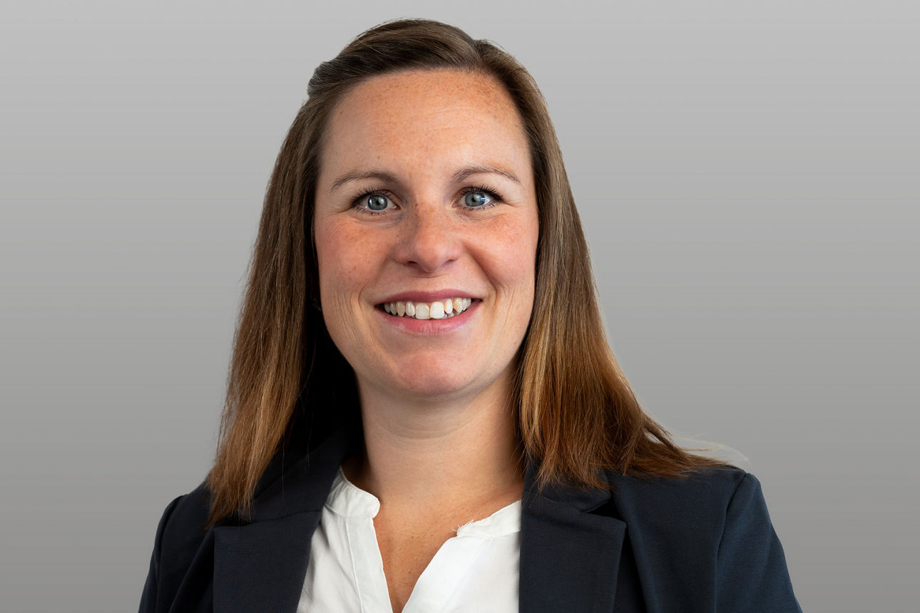 KundenServiceCenter Maren Andrea Wahle vor grauen Hintergrund