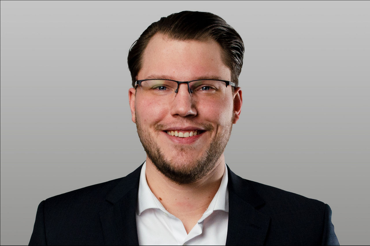 Trainee Baufinanzierung Marvin Walter  vor grauen Hintergrund