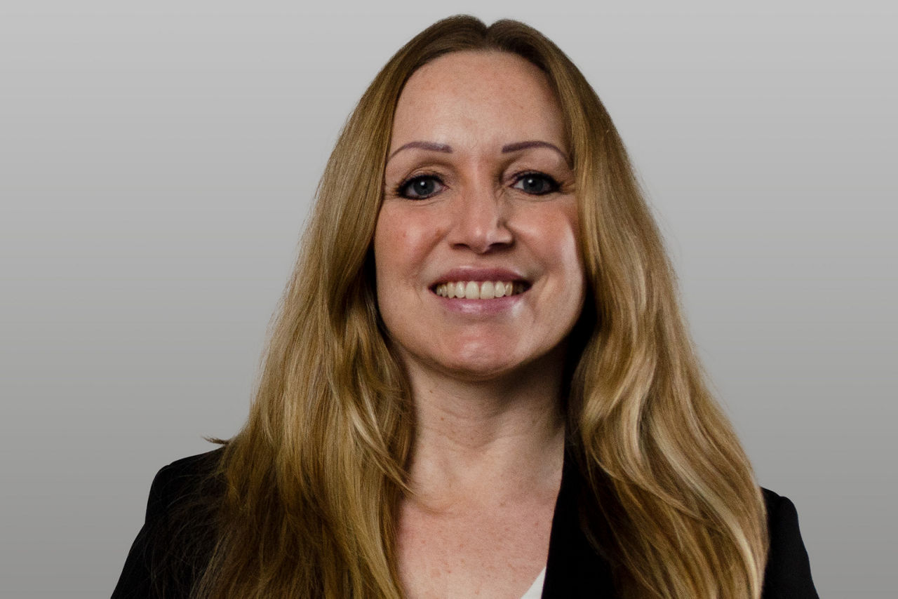 KundenServiceCenter Nadine Buttkus vor grauen Hintergrund