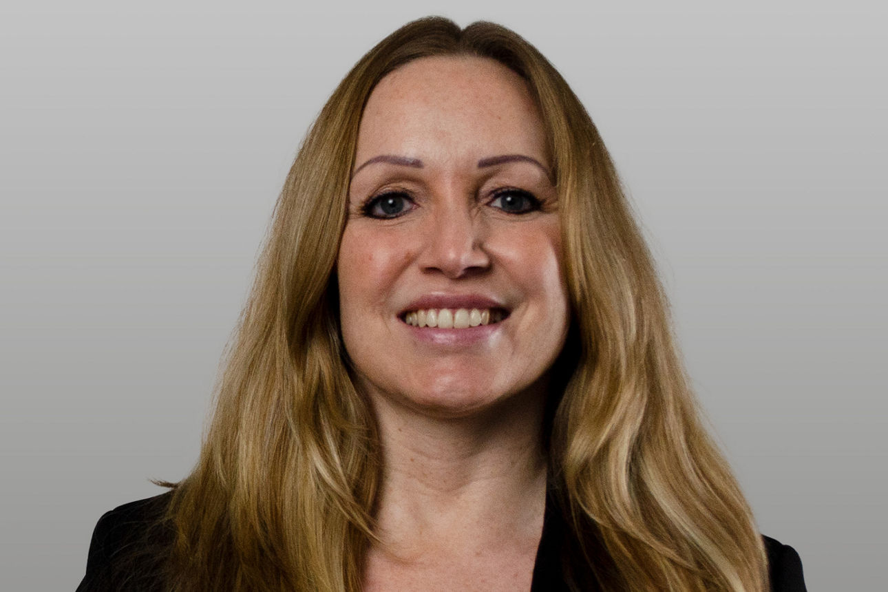 KundenServiceCenter Nadine Buttkus vor grauen Hintergrund