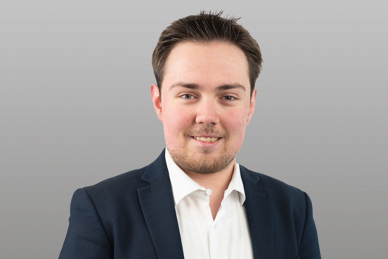 KundenServiceCenter Nils Hülsmann vor grauen Hintergrund