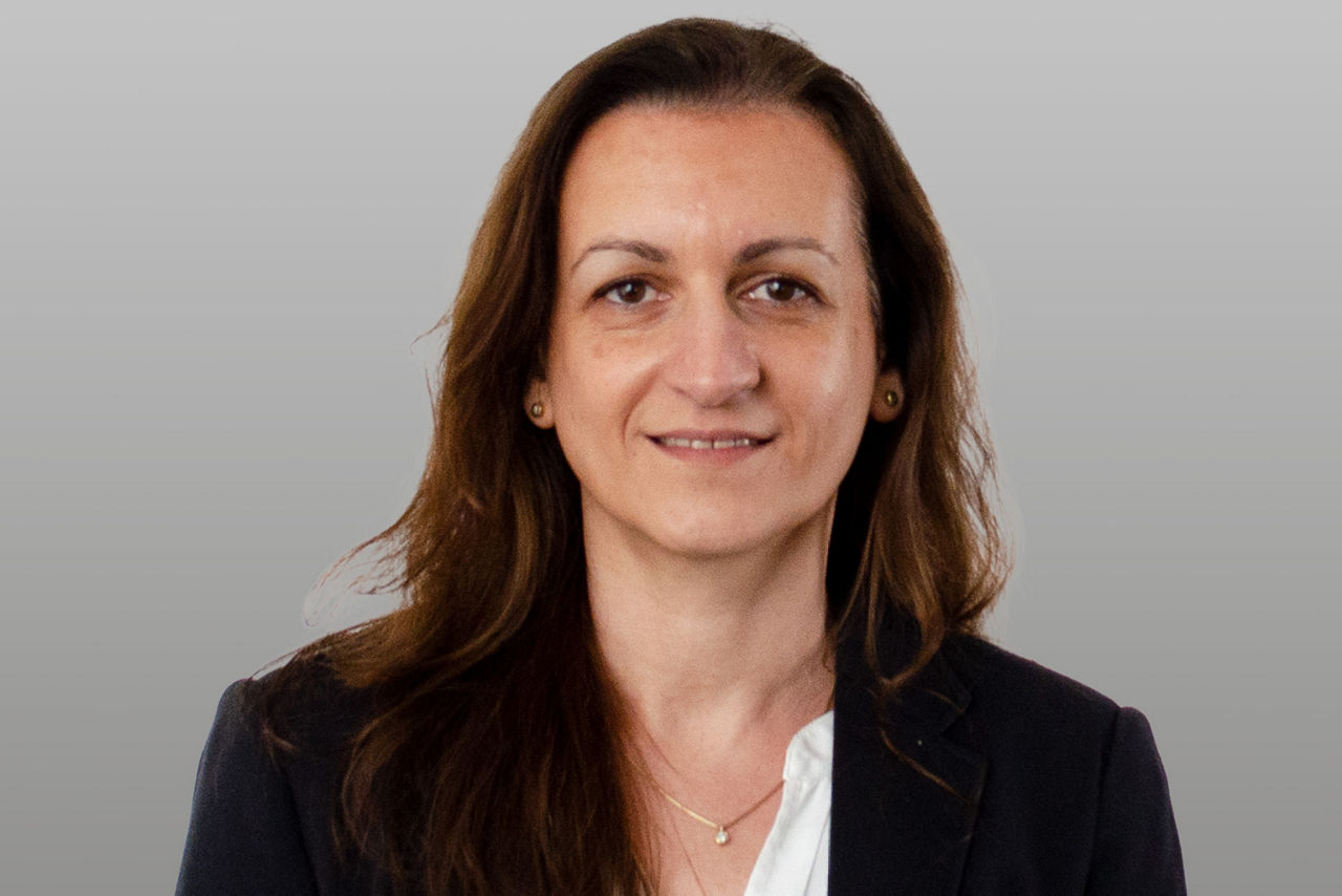 KundenServiceCenter Nina Bohl  vor grauen Hintergrund