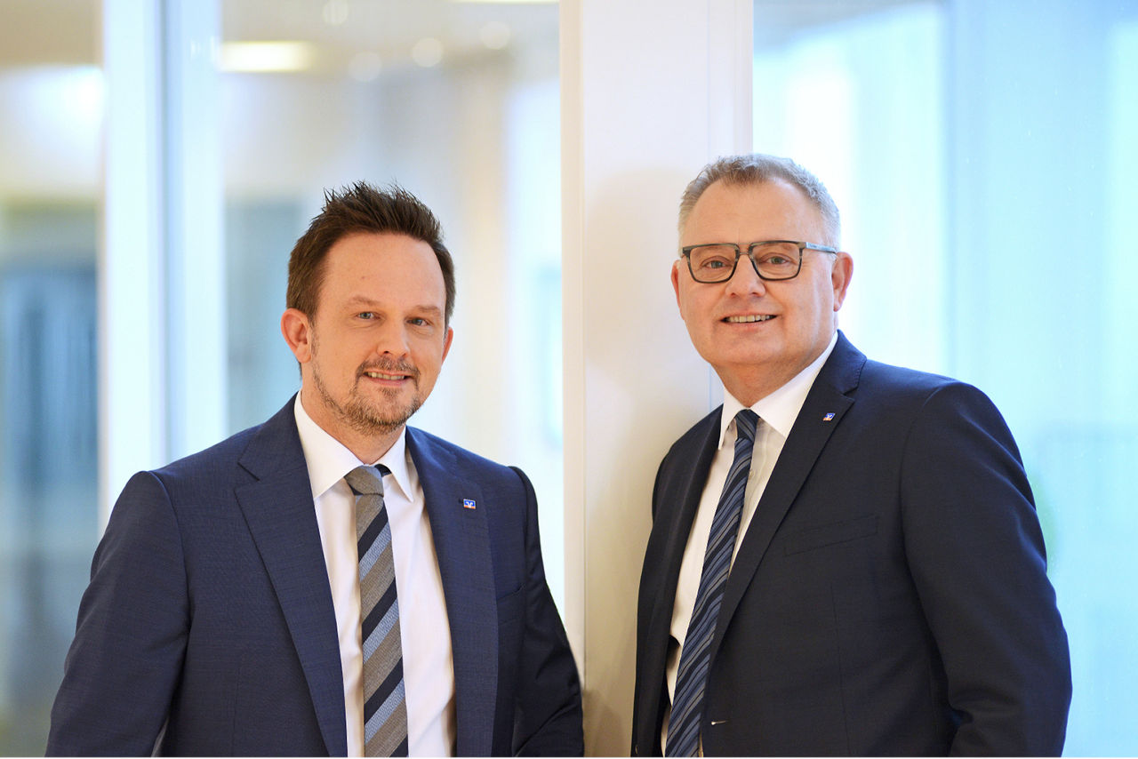 Unsere beiden Vorstände stehen nebeneinander