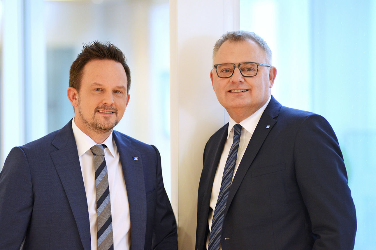 Unsere beiden Vorstände stehen nebeneinander