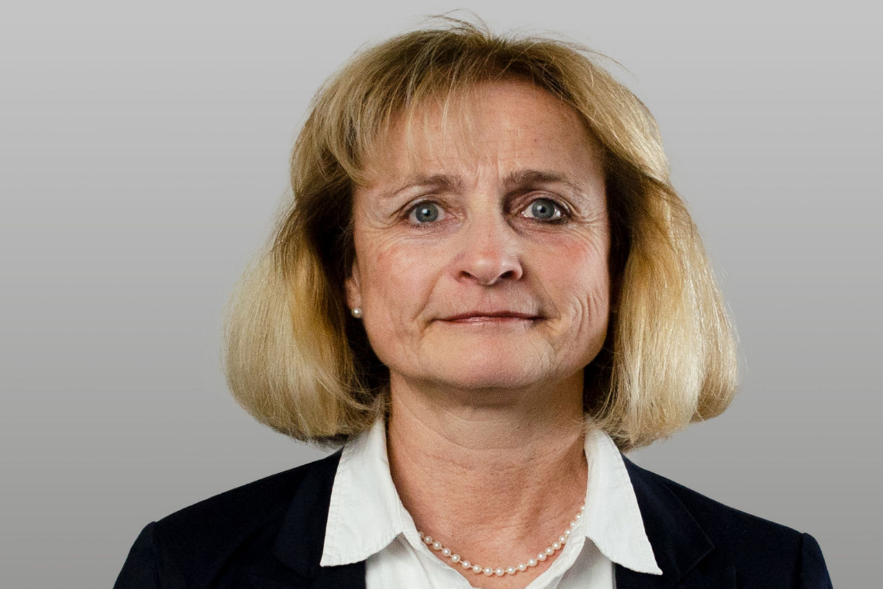 KundenServiceCenter Sabine Holthaus vor grauen Hintergrund